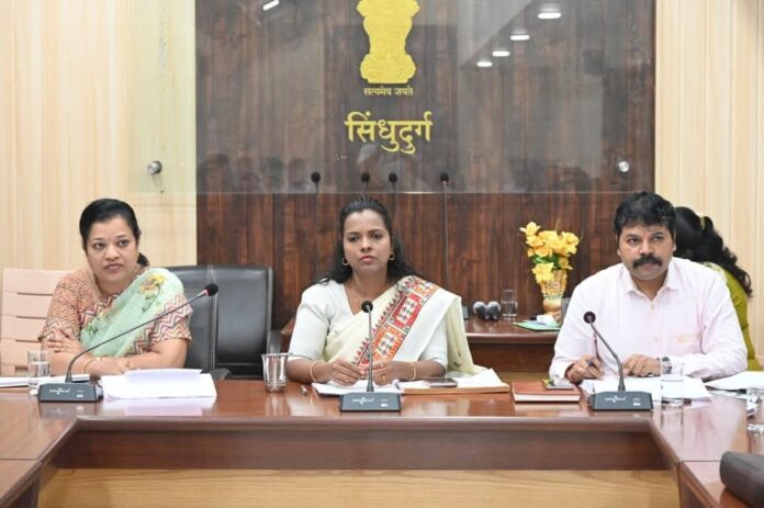 सिंधुदुर्ग जिल्हाधिकारी तृप्ती धोडमिसे यांच्या अध्यक्षतेखाली महसूल अधिकाऱ्यांची आढावा बैठक संपन्न.