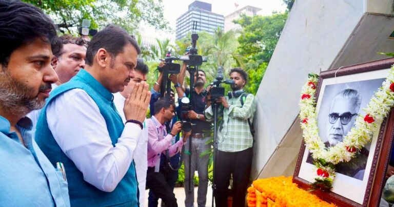 स्व. वसंतराव नाईक यांच्या जयंतीनिमित्त विधानभवनात अभिवादन