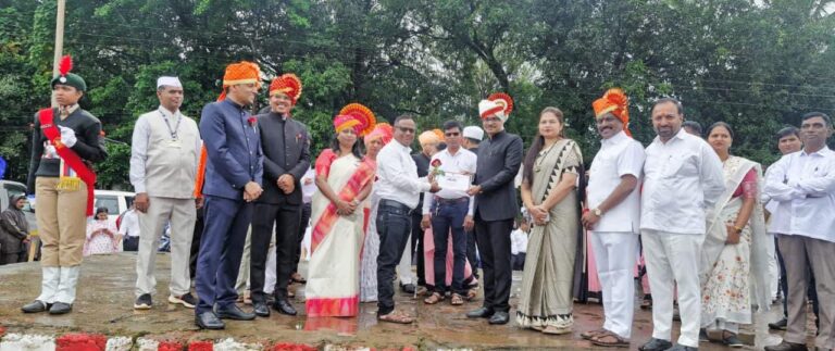 उत्कृष्ट बीएलओ म्हणून बाबू घाडीगांवकर यांचा सन्मान