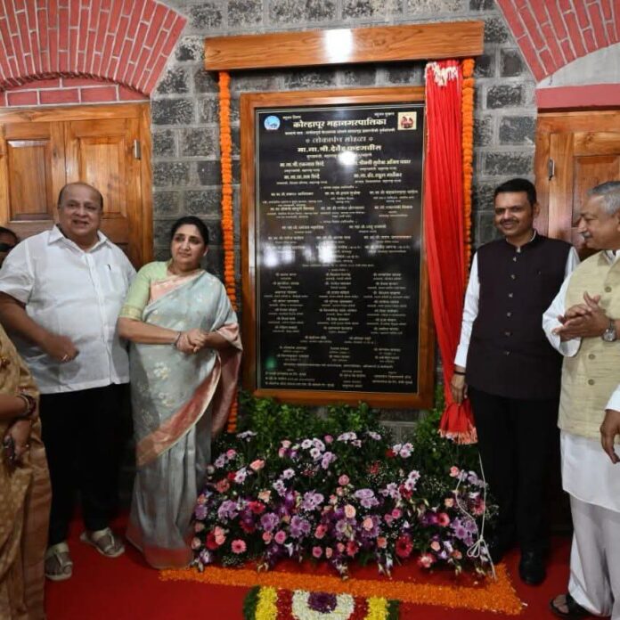 कागलमध्ये लोकराजा राजर्षी छत्रपती शाहू महाराजांच्या पुतळ्याचे अनावरण कागलमध्ये लोकराजा राजर्षी छत्रपती शाहू महाराजांच्या पूर्णाकृती पुतळ्याचे मुख्यमंत्री फडणवीस यांच्या हस्ते अनावरण