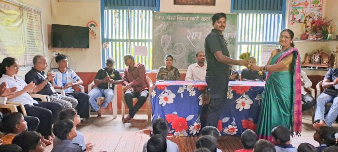 कुंभवे शाळेत सर्पमित्रांचे मार्गदर्शन