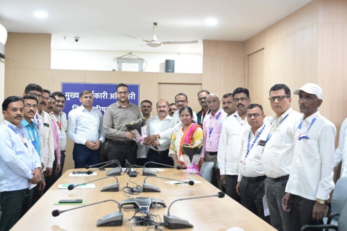 ठाणे जिल्हा परिषदेत ११ आरोग्य कर्मचाऱ्यांना पदोन्नती; मुख्य कार्यकारी अधिकारी रणजित यादव यांच्या हस्ते आदेश वितरण