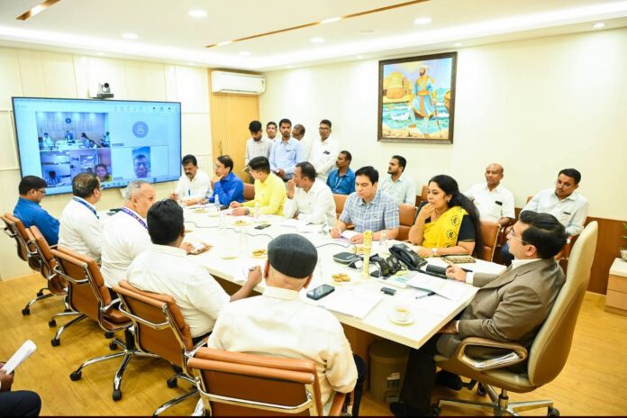 दाभोळ खाडीतील प्रदूषण व गाळ साचण्याच्या समस्येवर मंत्री नितेश राणे यांची आढावा बैठक