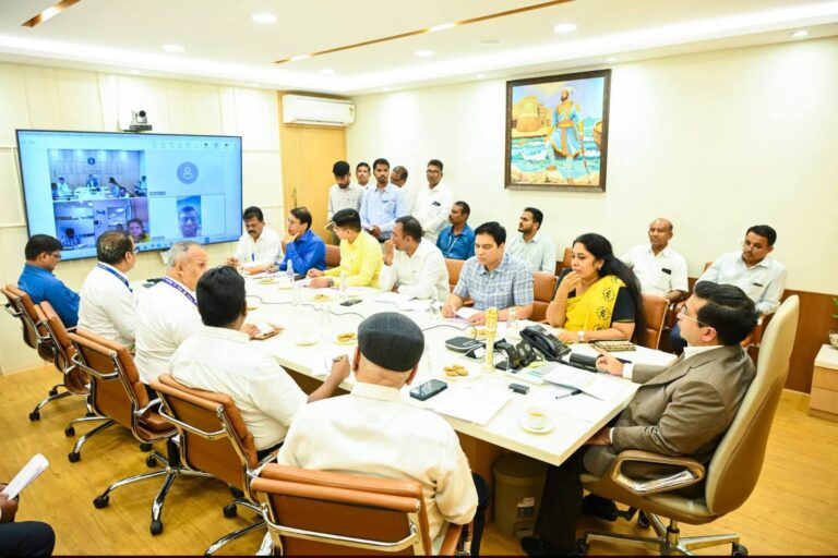 दाभोळ खाडीतील प्रदूषण व गाळ साचण्याच्या समस्येवर मंत्री नितेश राणे यांची आढावा बैठक
