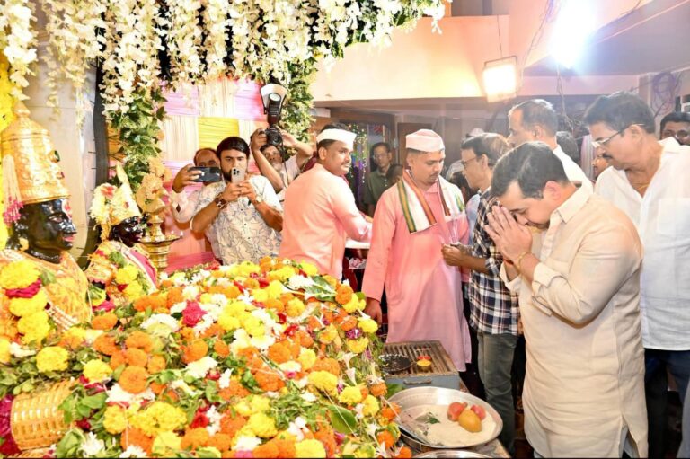 देवगड आनंदवाडीतील श्री विठ्ठल-रखुमाई मंदिरात हरिनाम सप्ताह; नितेश राणे यांनी घेतले दर्शन