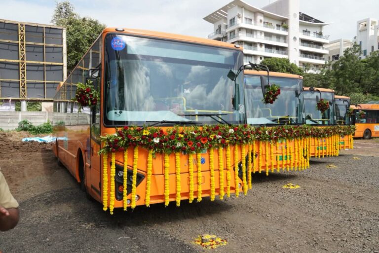 नाशिककरांच्या सेवेत ५० ई-बसेस; मुख्यमंत्री देवेंद्र फडणवीस यांच्या हस्ते लोकार्पण