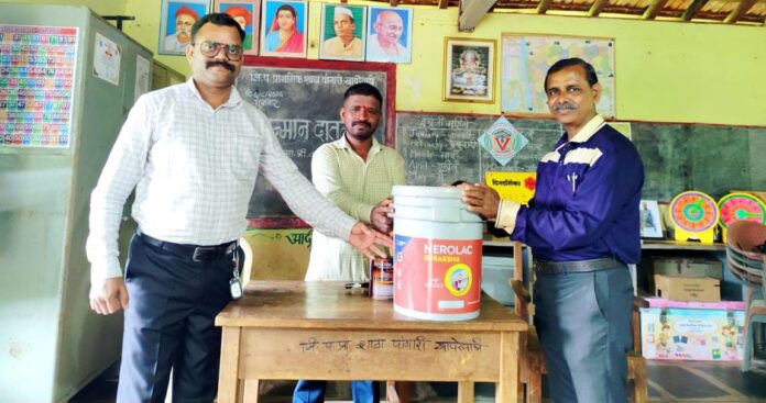 ज्ञानमंदिराला रंगोत्सवाची देणगी! पांगारी खापरेवाडी शाळेसाठी कमलाकर खापरे यांची ₹१० हजारांच्या रंगसाहित्याची भेट