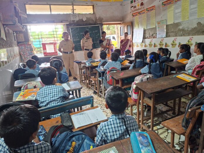 पोलीस दीदींचा विद्यार्थ्यांसाठी वंदे मातरम शाळेत ‘गुड टच – बॅड टच’ जनजागृती कार्यक्रम