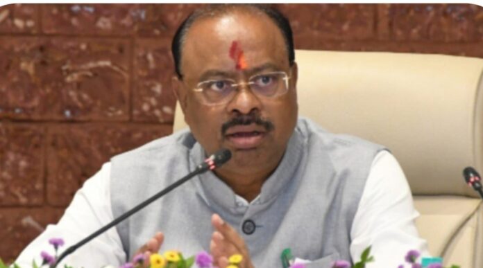 रत्नागिरीत महसूल मंत्र्यांचा अधिकाऱ्यांना कडक इशारा; "जनतेची गैरसोय खपवून घेतली जाणार नाही!"