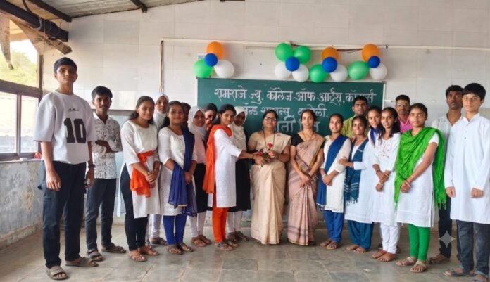 रामराजे महाविद्यालयात क्रांती दिनी देशभक्तीपर गीत गायन स्पर्धा उत्साहात संपन्न