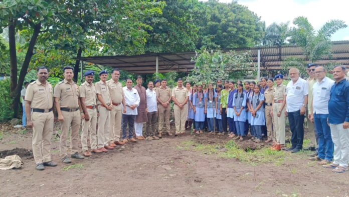 रायगड पोलिसांचे अनोखे रक्षाबंधन; झाडांना राखी बांधून दिला पर्यावरण संवर्धनाचा संदेश