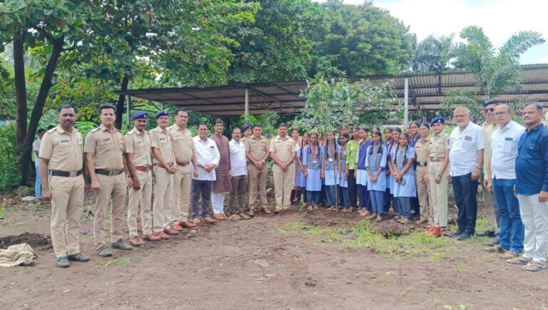 रायगड पोलिसांचे अनोखे रक्षाबंधन; झाडांना राखी बांधून दिला पर्यावरण संवर्धनाचा संदेश