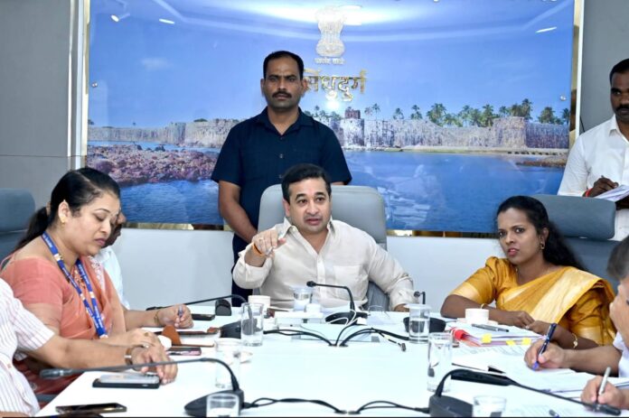 रेशनिंग धान्य वितरणातील अडचणींबाबत पालकमंत्री नितेश राणे यांची आढावा बैठक