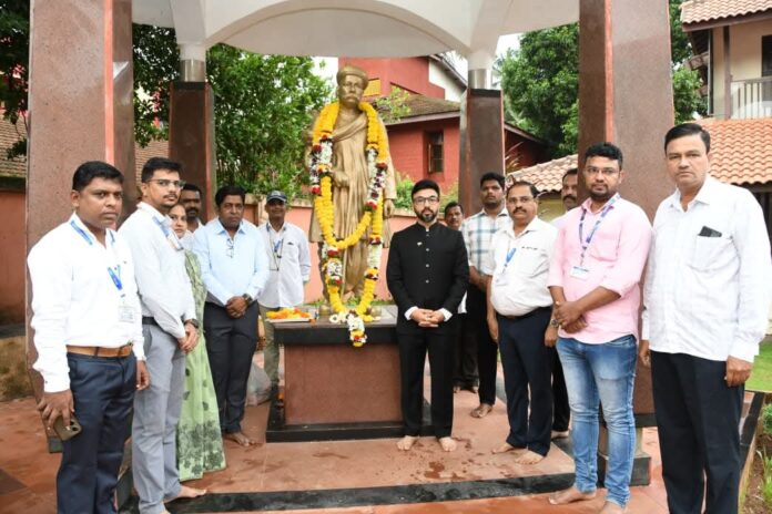 लोकमान्य टिळकांना जिल्हाधिकाऱ्यांकडून अभिवादन; जन्मस्थळी ध्वजारोहण लोकमान्य टिळकांना जिल्हाधिकाऱ्यांकडून अभिवादन; जन्मस्थळी ध्वजारोहण