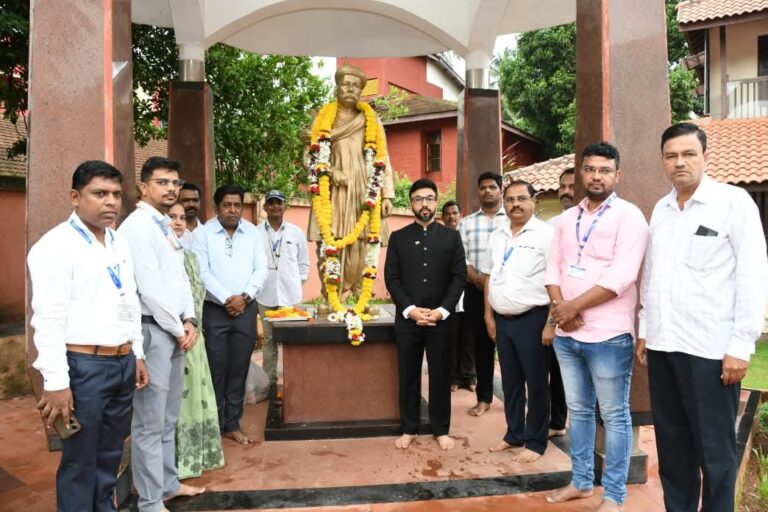 लोकमान्य टिळकांना जिल्हाधिकाऱ्यांकडून अभिवादन; जन्मस्थळी ध्वजारोहण