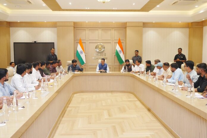 MPSC विद्यार्थी प्रतिनिधींच्या मागण्यांवर मुख्यमंत्र्यांची सकारात्मक चर्चा