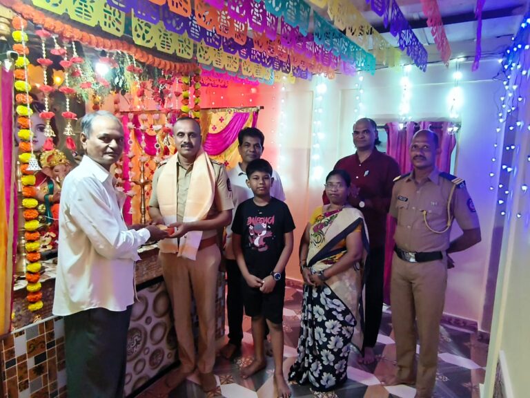 आचऱ्यात सहाय्यक पोलीस निरीक्षक संजय कातिवले यांनी घेतले गणरायाचे दर्शन