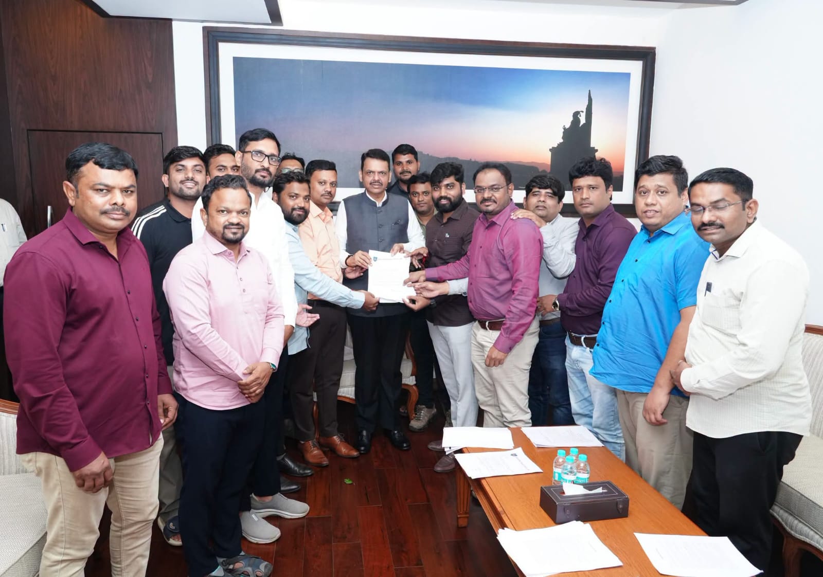 एमपीएससी परीक्षा पद्धतीबाबत शिक्षक-विद्यार्थ्यांचे शिष्टमंडळ मुख्यमंत्र्यांच्या भेटीला