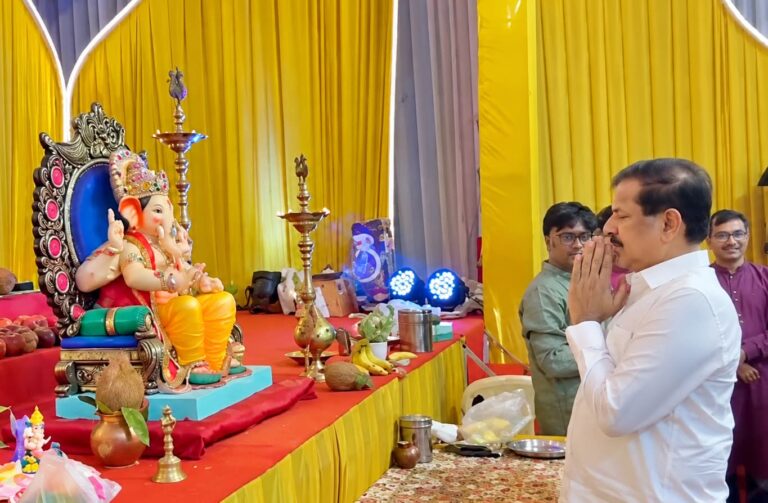 कोपरखैरणेतील गणेश मित्र मंडळाच्या गणरायाचे वनमंत्री गणेश नाईक यांनी घेतले दर्शन