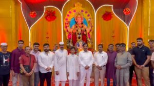 कोपरखैरणेतील गणेश मित्र मंडळाच्या गणरायाचे वनमंत्री गणेश नाईक यांनी घेतले दर्शन
