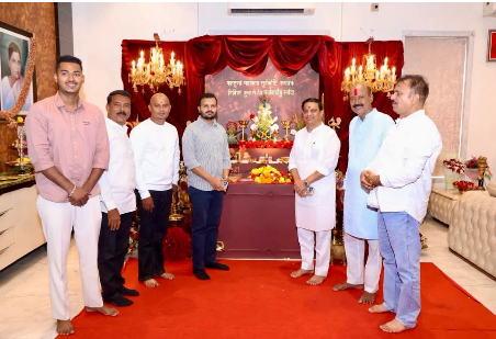 खा.बाळ्या मामा म्हात्रे यांच्या निवासस्थानी गणरायाच्या दर्शनासाठी आप्तेष्टांची मांदियाळी खासदार बाळ्या मामा म्हात्रे यांच्या निवासस्थानी गणरायाच्या दर्शनासाठी आप्तेष्टांची मांदियाळी