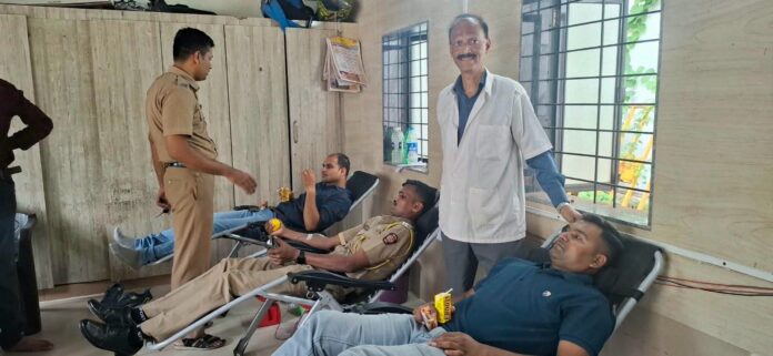 गणेशोत्सवानिमित्त अलिबाग पोलीस ठाण्यात रक्तदान शिबिर गणेशोत्सवानिमित्त अलिबाग पोलीस ठाण्यात रक्तदान शिबिर