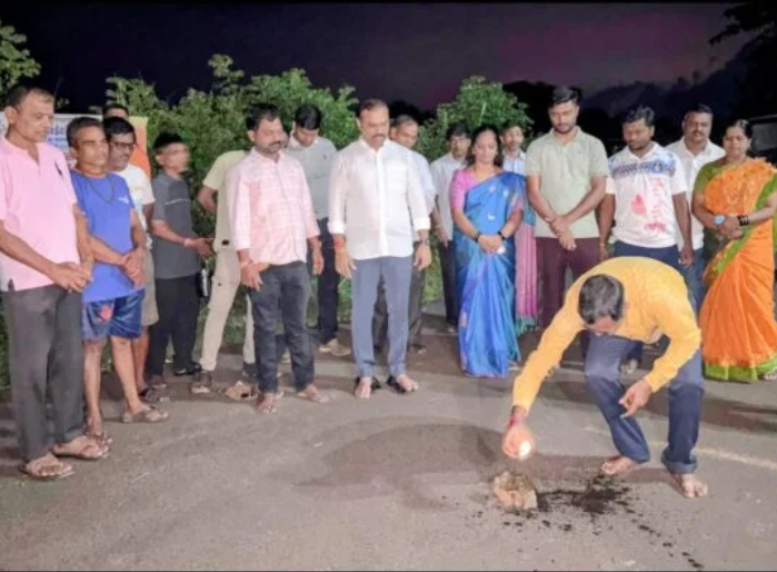 घोणसरी-पिंपळवाडी, खवळेभाटले परिसरात स्ट्रीट लाईटचा शुभारंभ
