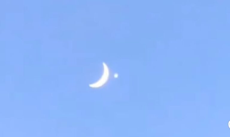 चंद्रकोरीच्या कुशीत शुक्राचे तेज; आकाशात दिसले मनोहारी खगोलीय दृश्य