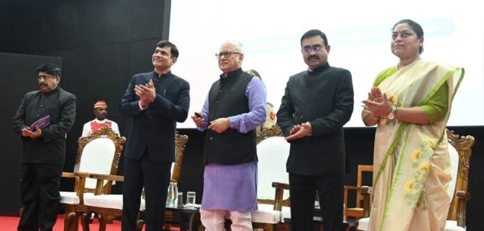 जनतेचा विश्वास संपादन करणे हीच प्रशासकीय कारकिर्दीची खरी कसोटी