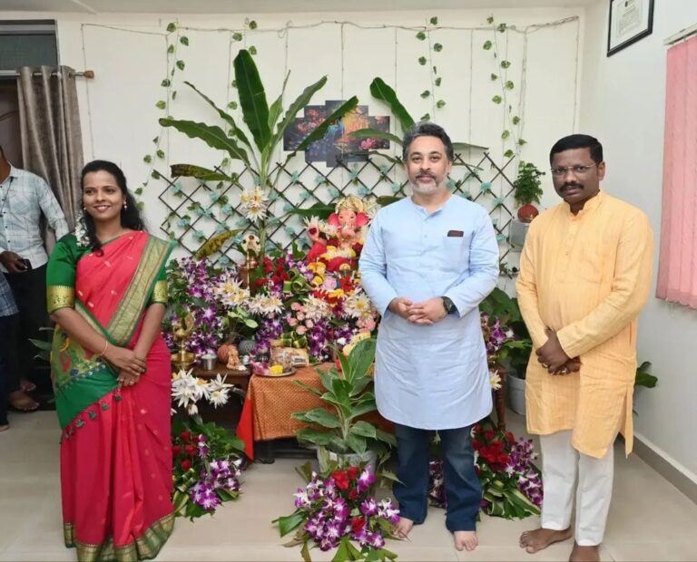 जिल्हाधिकारी तृप्ती धोडमिसे यांच्या निवासस्थानी श्री गणरायाचे आमदार निलेश राणे यांनी घेतले दर्शन