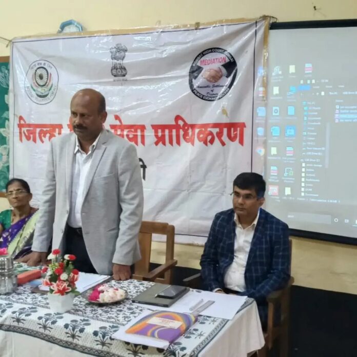 झापडे येथे जिल्हा विधी सेवा प्राधिकरणाचा कायदेशीर जागृती कार्यक्रम