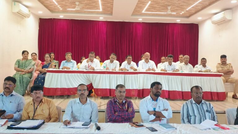 देवगडच्या जनता दरबारात १०२ तक्रारी; संबंधित विभागांना तातडीने कार्यवाहीचे निर्देश
