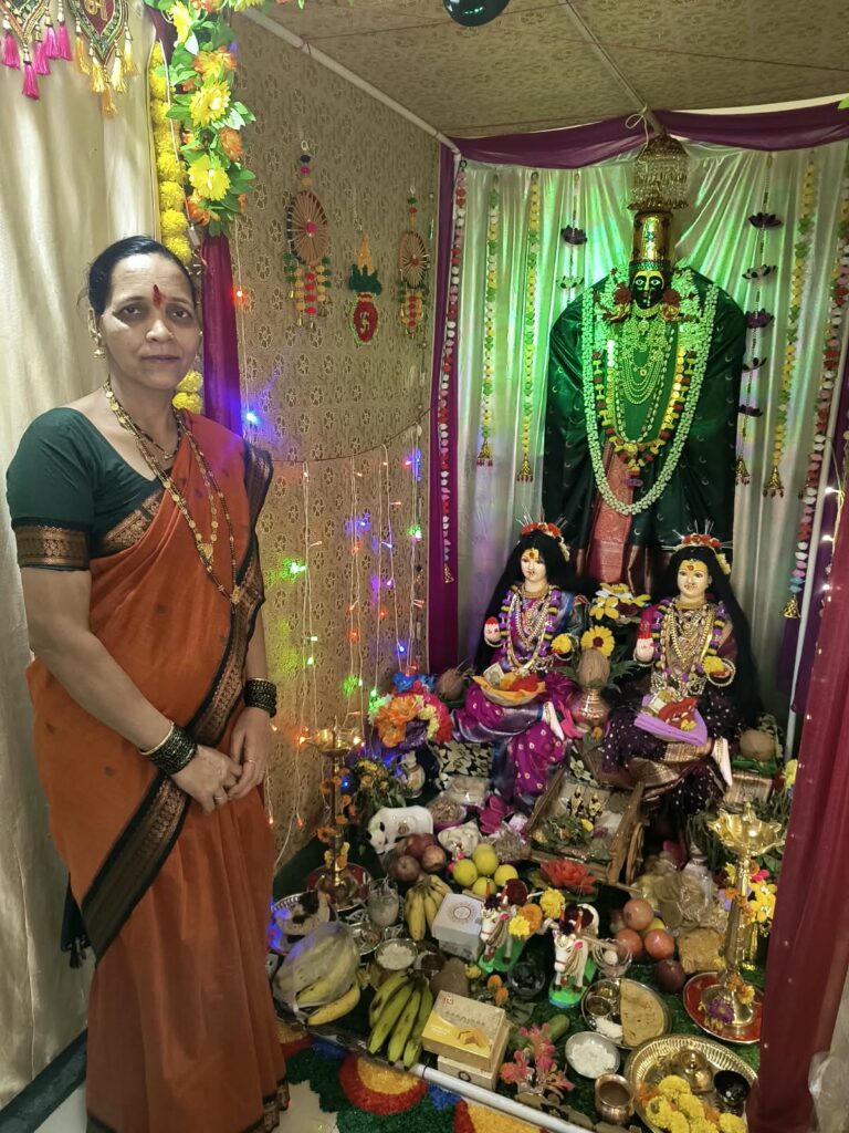नेरुळमध्ये जयश्रीताई गोळे यांच्या घरी मनमोहक गौरी सजावट