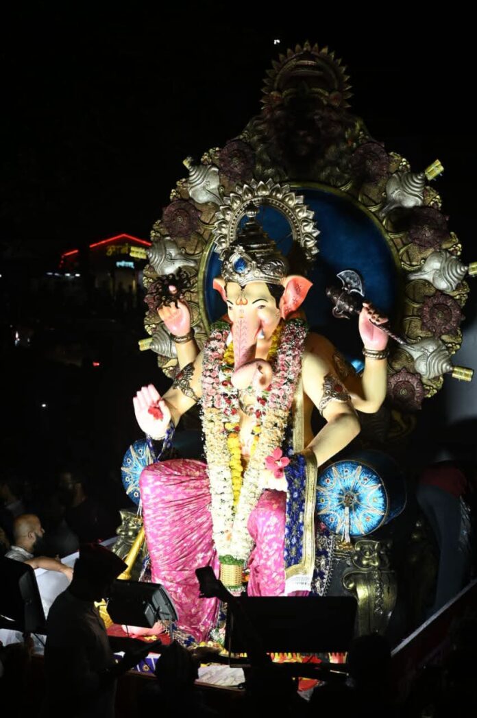 पारंपरिक वाद्यांच्या गजरात ‘श्री रत्नागिरीचा राजा’चे जल्लोषात आगमन पारंपरिक वाद्यांच्या गजरात ‘श्री रत्नागिरीचा राजा’चे जल्लोषात आगमन