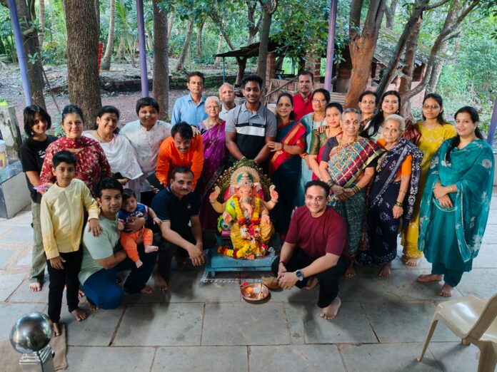 पिंगुळीत मोहन रणसिंग परिवाराच्या घरी गणरायाचे आगमन