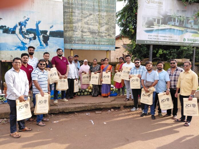 प्लास्टिकमुक्त दापोलीसाठी जेसीआय दापोलीचा पुढाकार; १८०० हून अधिक कापडी पिशव्यांचे वाटप