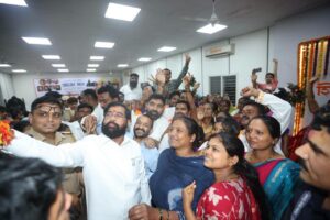  एकनाथ शिंदे यांनी शिवसैनिकांशी साधला संवाद
