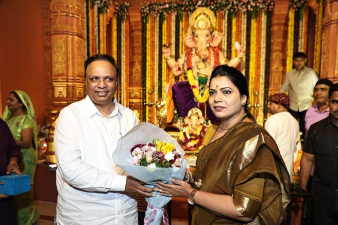 महापौर रितू तावडे यांनी वांद्रे पश्चिम सार्वजनिक गणेशोत्सव मंडळाला दिली भेट महापौर रितू तावडे यांनी वांद्रे पश्चिम सार्वजनिक गणेशोत्सव मंडळाला दिली भेट