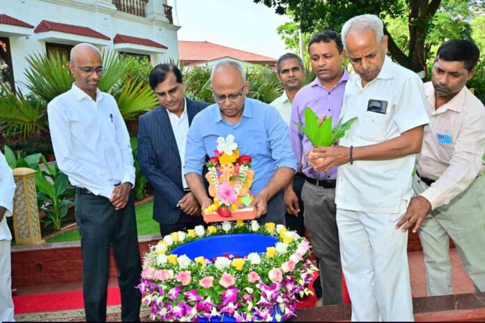 राज्यपालांच्या लोकभवनातील श्री गणरायाचे कृत्रिम हौदात विसर्जन