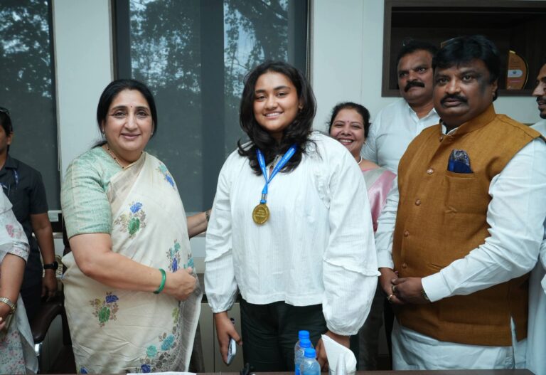 राष्ट्रीय स्पर्धेतही जयनीने उत्कृष्ट कामगिरी करून महाराष्ट्राचे नाव उज्ज्वल करावे, यासाठी यावेळी तिला विशेष शुभेच्छा देण्यात आल्या.
