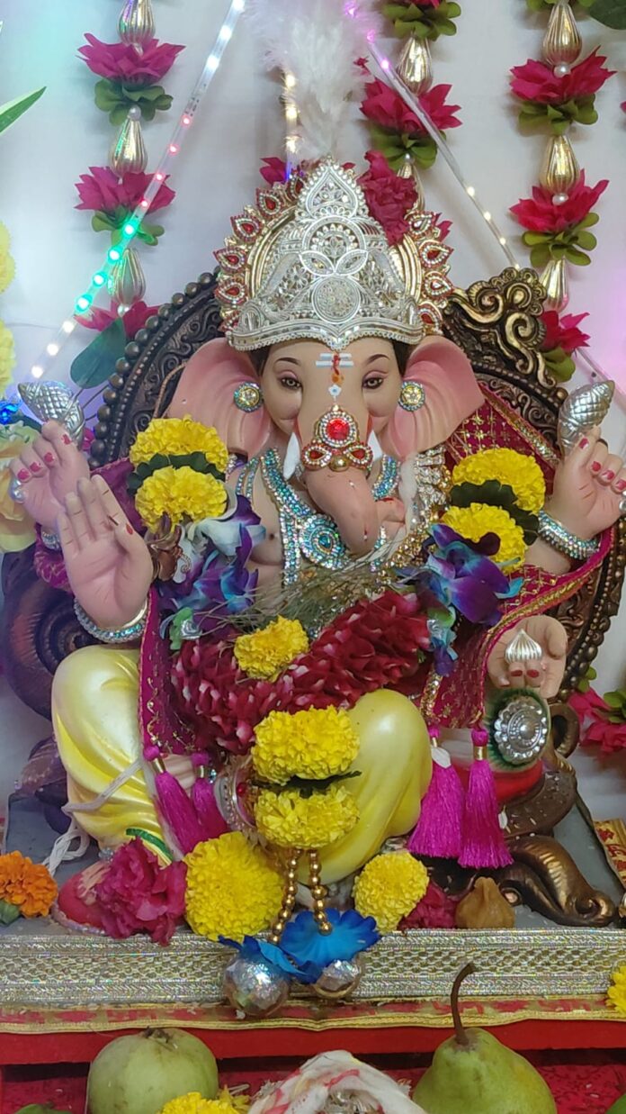 वाशी-सानपाड्यात क्षितिज महाडेश्वर यांच्या घरी गणरायाचे आगमन
