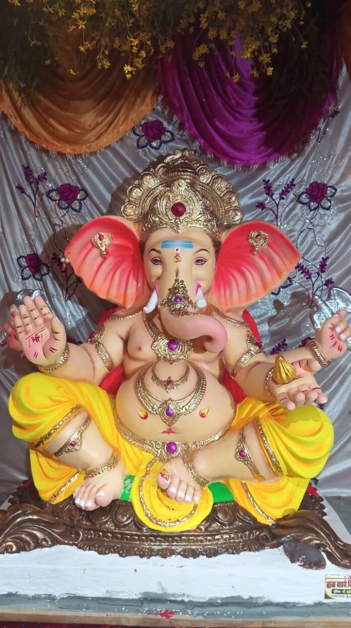 श्री पांडुशेठ साठम आणि बंधू यांच्या घरी विराजमान झालेले गणराय