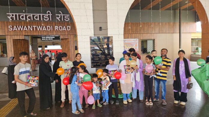 सावंतवाडी रेल्वे स्थानकावर चिमुकल्यांचे रंगीबेरंगी स्वागत सावंतवाडी रेल्वे स्थानकावर चिमुकल्यांचे रंगीबेरंगी स्वागत