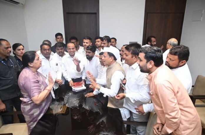 सुनेत्रा पवार यांनी नागरिकांच्या समस्या जाणून घेतल्या; निवेदने स्वीकारून अधिकाऱ्यांना कार्यवाहीच्या सूचना