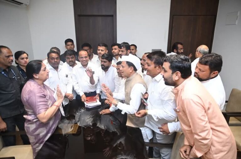सुनेत्रा पवार यांनी नागरिकांच्या समस्या जाणून घेतल्या; निवेदने स्वीकारून अधिकाऱ्यांना कार्यवाहीच्या सूचना