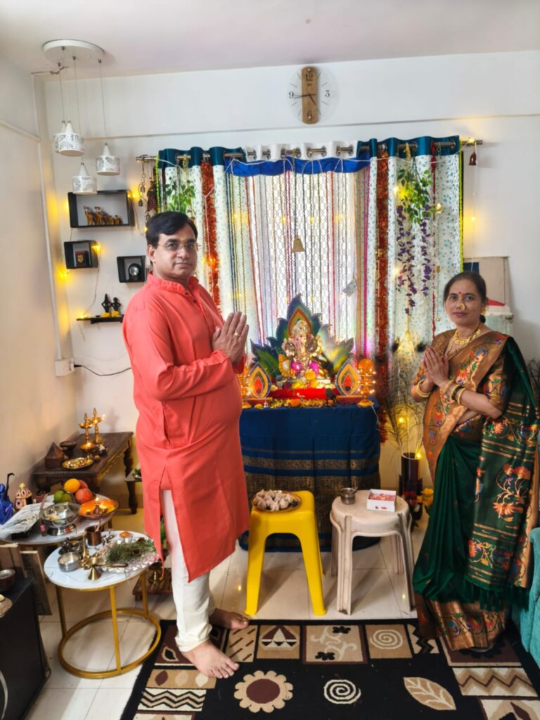 सौ.उज्वला व श्री.नरेंद्र राठोर यांच्या घरी विराजमान झालेले गणराय