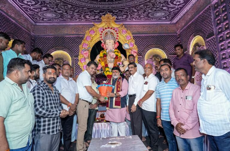 ‘सिंधुदुर्गचा राजा’ श्री गणरायाचे उदय सामंत यांनी घेतले दर्शन