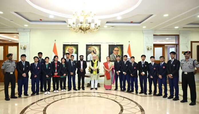 अगरतळ्यातील आसाम रायफल्स पब्लिक स्कूलच्या विद्यार्थ्यांची राज्यपाल वर्मा यांच्याशी भेट