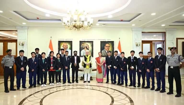 अगरतळ्यातील आसाम रायफल्स पब्लिक स्कूलच्या विद्यार्थ्यांची राज्यपाल वर्मा यांच्याशी भेट