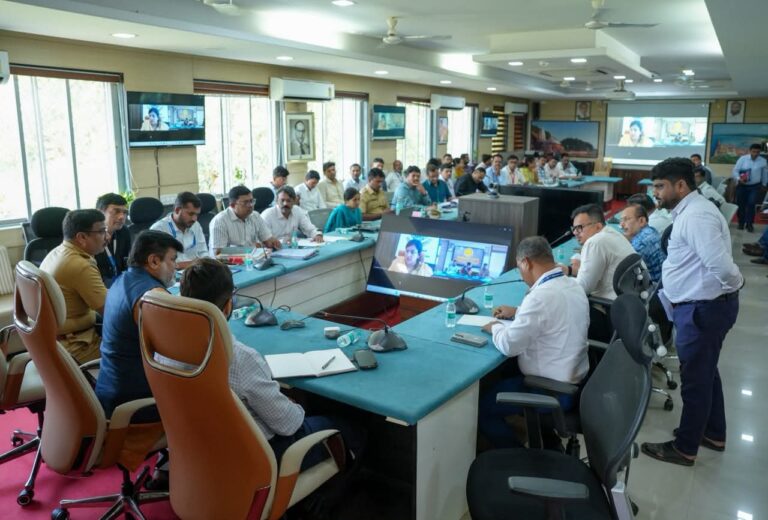 कंत्राटी पदभरतीत स्थानिक भूमिपुत्रांना सर्वोच्च प्राधान्य द्या; पालकमंत्री डॉ. उदय सामंत यांचे स्पष्ट निर्देश